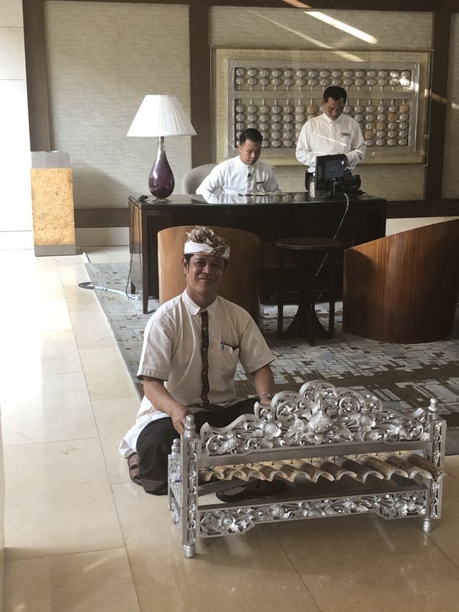 プールとビーチを楽しんだ後は、アフタヌーンティーに行くためお部屋に戻って着替えます。ザ・ムリアに宿泊するとアフタヌーンティーが宿泊料金に含まれていて、毎日14時～16時にいただけます。わたし達は、結局この日の1回しか行きませんでしたが、宿泊していない方も予約して来るくらい人気のようです。<br />フロントではガムランの演奏をしていました。神秘的で綺麗な音色です。そしていい笑顔♡