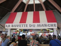 そろそろお腹も空いてきたので朝ご飯はマルシェ内にある有名なカフェ La buvette du Marcheへ