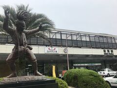 9:50頃。
佐賀駅前広場の面浮立勇（めんぶりゅう）姿像。
