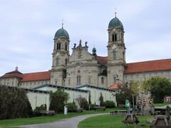 ＜Einsiedeln（アインジーデルン）＞

kloster Einsiedeln.（ベネディクト修道院）
スイスで最も有名なカトリックの巡礼地として知られています。
サンティアゴ・デ・コンポステーラへと続く巡礼路「聖ヤコブの道」の重要な場所です。

------------------
Ich möchte eines Tages auf den Einsiedler Weihnachtsmarkt kommen...