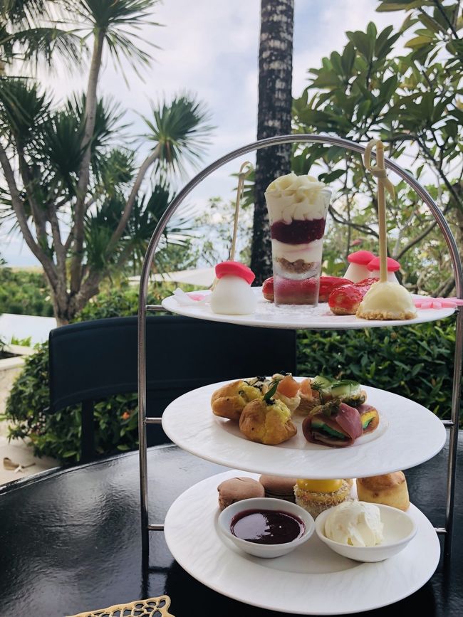 アフタヌーンティーは、ブリティッシュスタイルとインドネシアンスタイルから選べます。こちらはインドネシアンスタイル。アルコールも種類は少ないですがフリーです。結構、混んでいてビュッフェ台のケーキなどはほぼなくなっていました。この後、ディナーを予約していたため、あまり食べられないから問題なしです。フルーツのタルトやフィナンシェなどの焼き菓子など色々あるみたいなので、気になる方は早い時間に行った方がいいと思います。