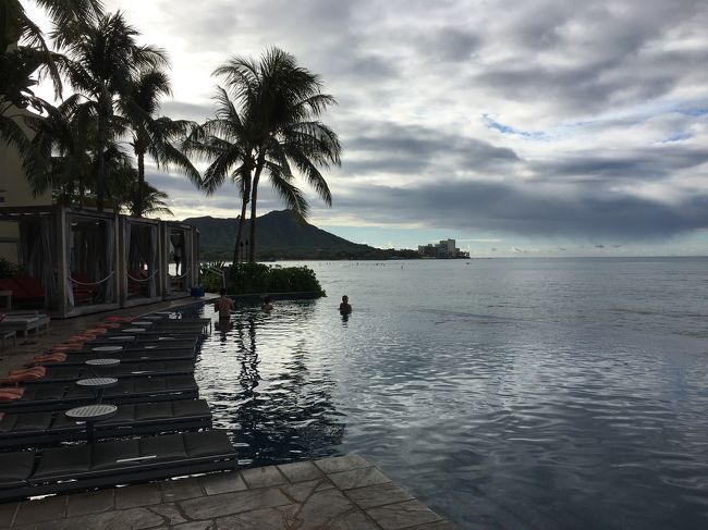 朝早いのでインフィニティプールはお二人だけ。<br />幸せそう。