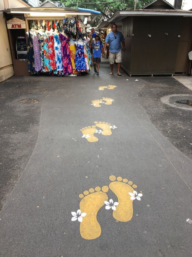 バサルトの横の道には、こんな可愛い誘導ペイントが有りますよ。アクセサリー・サンドレスなどなど…。