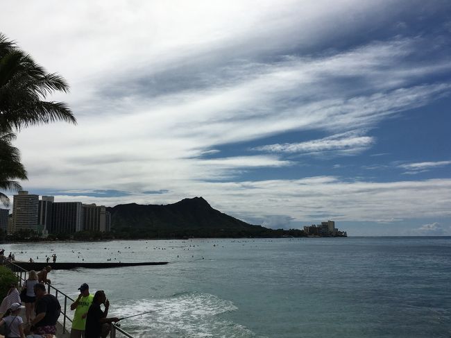 少しづつ雲が流れて行きます。<br />シェラトンからのダイヤモンドヘッド好きです。