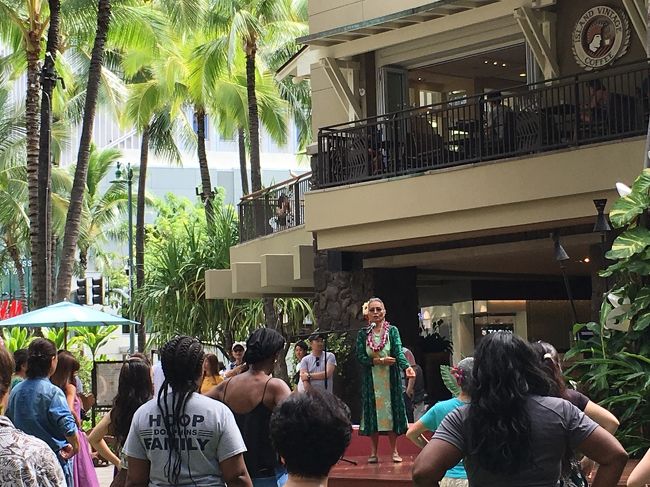 シェラトンワイキキホテル前のロイヤルハワイアンセンターをウロウロ。<br />10:00 からのフラ教室開催を思い出して少しだけ参加。