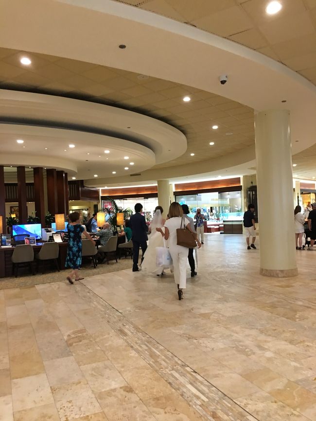 シェラトンワイキキホテルロビーを日本人ハネムーナーが駆け足して行きました。