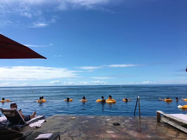 あっと言う間に快晴になり、インフィニティプールも人が増えてきました。それにしても、ホント海とつながってるみたいですね。