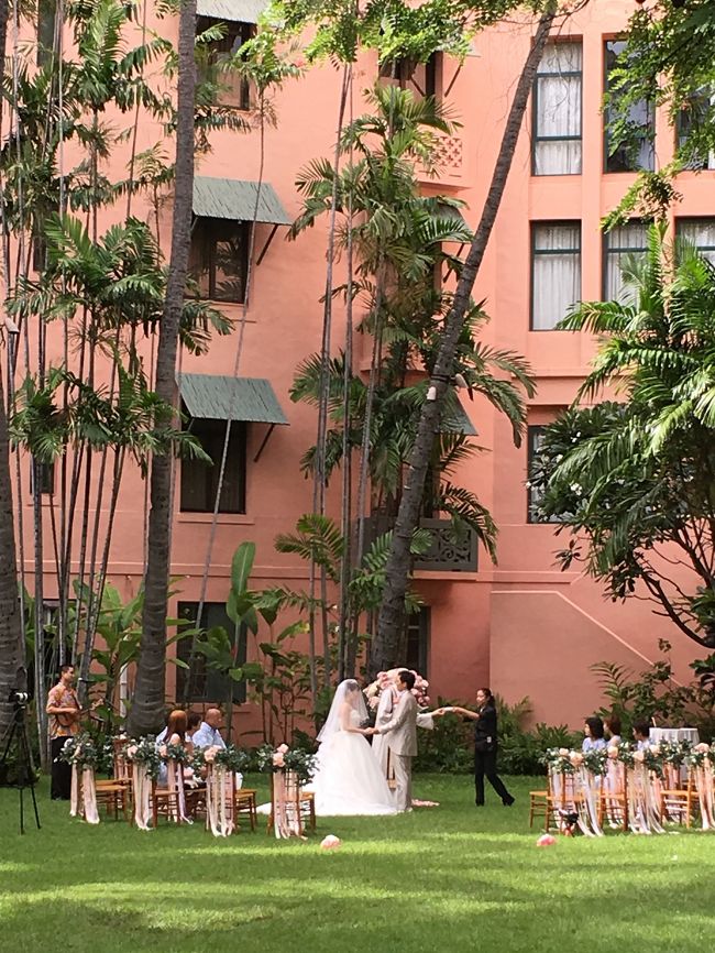 シェラトンワイキキホテルを出ると、ちょうどロイヤルハワイアンでもウエディング！素敵ですね。