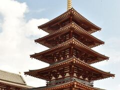 鮮やかな五重塔！最上階の仏舎利を拝み、金堂と講堂にもお参りしました。