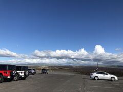 ワイコロア周辺のビーチに行ってないねーということで、アナエホオマルビーチにやってきました。駐車場は広くて、ハワイ島らしい溶岩台地の景色が広がってます。