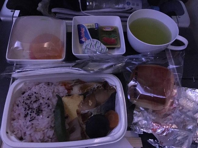 夜中の機内食。洋食は、品切れになってしまったため和食になりました。先ほどのケーキでおなかいっぱいのため、食べきれず。