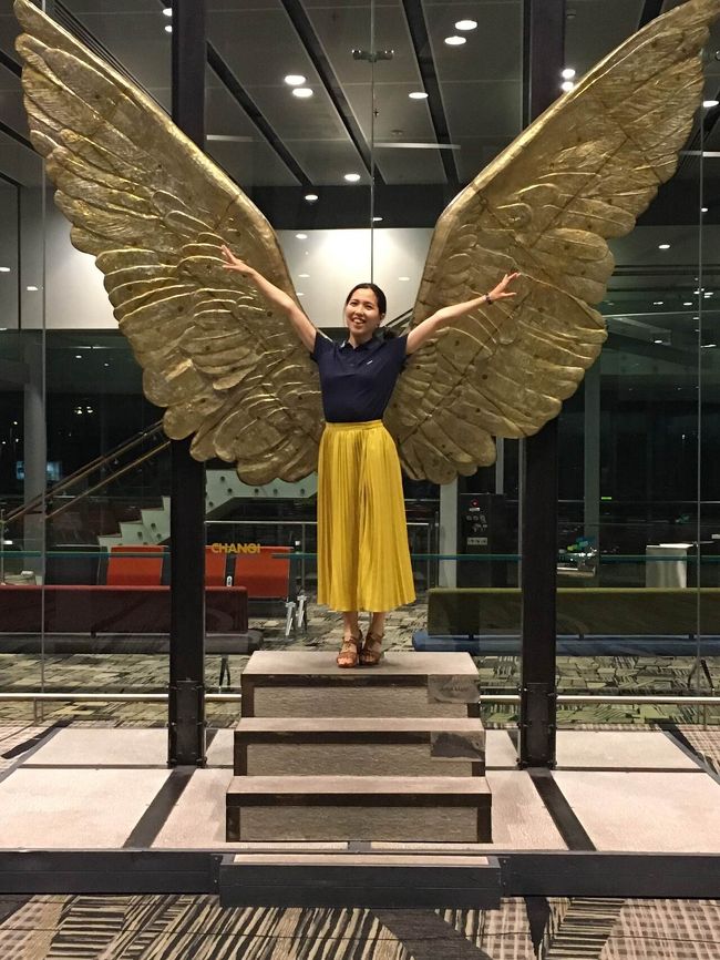 シンガポール時間の朝の4時過ぎにチャンギ空港に到着。<br />時差は、シンガポールもバリも1時間遅くなります。<br />ターミナル２に、こんなモニュメントがありました。インスタ映えですね。