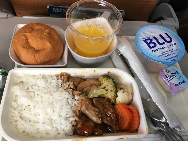 朝7時頃に、バリ行の飛行機が出発しました。<br />乗り継ぎ飛行機内でも機内食が出て、今回は洋食をいただきました。