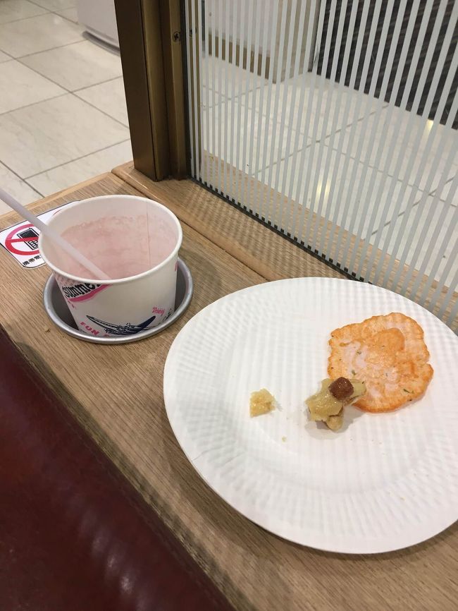 簡単な軽食として、かりんとう、おせんべい、柿の種などがありました。飲み物は、コーヒー、ソフトドリンクバーがありました。アルコールは有料でした。<br />（写真は、飲みかけ・食べかけでお見苦しいですがすみません^^;）<br />時間になったら、手荷物検査と出国手続きに向かいます。