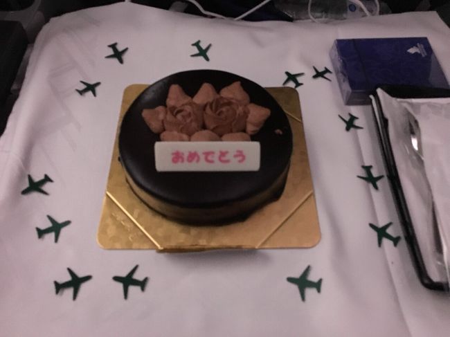 機内で、なんとハネムーンのお祝いをしてもらいました。<br />国際旅行社さんが、ハネムーンであることを事前に伝えてくれていました。<br />夜中にホールケーキ最高です（＾＾）♪