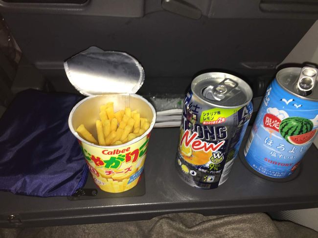 無事に出国し、飛行機も離陸しました。<br />まずは、持ち込みのお菓子とチューハイで乾杯弥栄！<br />その後は、映画を観て過ごします。<br />内容が、旅行から逸れますが、ハネムーン中、飛行機の移動で4本の映画を観ることができました。<br />1本目は、『クレヨンしんちゃん新婚旅行ハリケーン』めっちゃいい話でした～。新婚旅行で、二人（家族）の愛が試されます。<br />現実でも、ハネムーン離婚なんてもの無きにしも非ずですから、まさにハネムーンは二人の愛が試されているのかな、なんて考えたり。<br />ハネムーンに行くこのタイミングで観れてよかったです＾＾