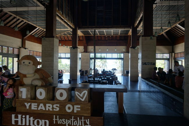 宿泊先は、ヌサドゥア地区にあるホテルコンラッドバリです。<br />事前に旅行会社で手配してもらったガイドさんとカーチャーターで向かいます。<br />コンラッドはヒルトンの中でも最高級なんだとか。<br />エントランスで、コンラッドモンキーがお出迎え。