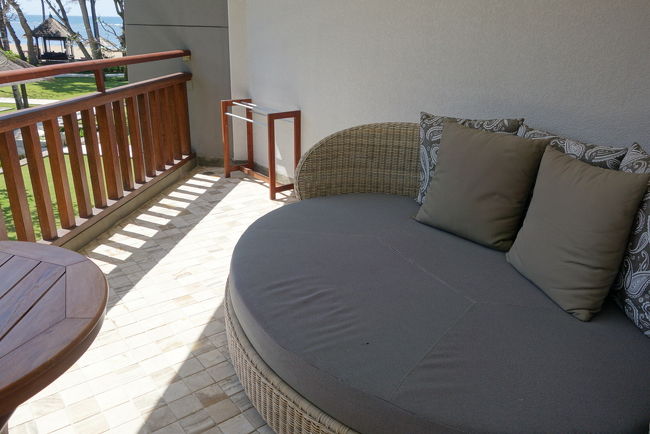 ベランダに出てみたら、ソファがありました。<br />
