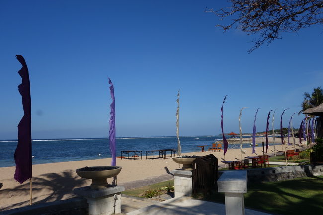 ホテルすぐのビーチです。<br />何人か海水浴されていました。<br />今晩のディナーは、このビーチでいただきます。