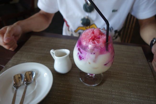 こちらは、ドラゴンフルーツ・オレ。<br />ドラゴンフルーツって派手な見た目からは想像できないくらい、素朴な味をしています。<br />