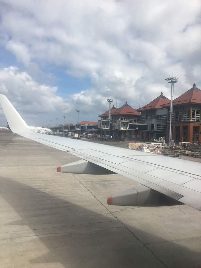 バリ島　デンパサール国際空港（ングラ・ライ国際空港）に到着。