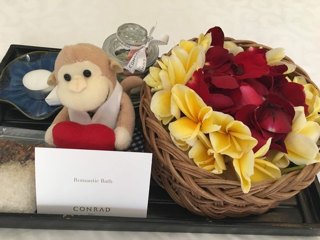 ここでもハネムーンのお祝いが。バスフラワーとコンラッドモンキー。