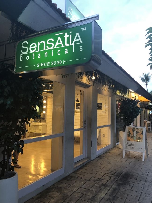 ディナーに行く前にホテル近くのバリコレクションにあるセンセイシャに来ました。センセイシャは、バリのオーガニックコスメで人気なので、お土産にレモングラスの香りのボディバターとフェイシャルオイルを買いました。帰国後使ってみましたが、特にボディバターがベタつかないのに保湿効果が高くお気に入りです。