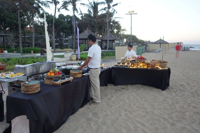 さてさて。夕食は18時からです。<br />先程お散歩で訪れた海辺で、プライベートビーチバベキューディナーです。<br />1日1組限定だそうで、わたし達だけのために料理が用意され、専属シェフとウェィターさんが<br />付いてくれました。まさに至れり尽くせりとはこのことです。