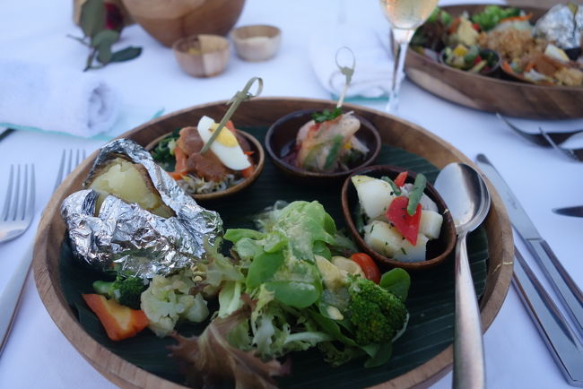 前菜で、インドネシア料理もいただきました。<br />プレートの一番左の小鉢にあるのは、ガドガドという料理。<br />＊ガドガドとは…寄せ集めという意味で、ジャガイモやブロッコリー、キャベツなどいろいろな種類の温野菜、ゆで卵や揚げ豆腐をピーナッツソースであえたヘルシーな一品。（ネットより引用）<br /><br />この前菜達が美味しくて、ついつい食べ過ぎてしまいました。