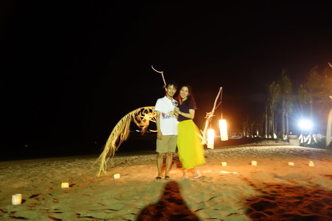 食べているうちに、すっかりビーチも夜モード。<br />記念に撮ってもらいました。<br />本当、初日から最高の体験をさせてもらいました。<br />ハネムーンバリ島2日目に続きます。