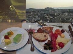 宿泊したアテネ市内のホテルからのアテネの眺望
翌朝のホテルの朝食ビュッフェ（メインとフルーツとデザート、ギリシアヨーグルト、ギリシアの甘いお菓子など）
