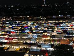 20:00

宿で少し休憩をして、最寄りから一駅のところにある「鉄道市場」へ
市場の向かいにあるデパートの５階くらいにある駐車場からこのような景色が一望できます！
色とりどりのテントが立ち並ぶこの光景はアジアならでは、という感じがします。