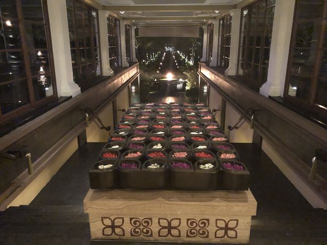 ディナーを予約したカユプティがあるセントレジスに来ました。重厚感と高級感の中にバリらしいエキゾチックさがあるホテルです。さすが五つ星の高級リゾート。お値段もなかなかですが、、次回バリに来た時に泊まってみたいホテルのひとつです。