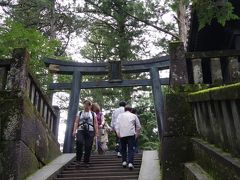 上りましたよ！石段は207段ありました。しかもこの207段の石段は手すりも含めて一枚石から彫りだされているんだそうです。でっかい岩があったんですね。
インドでタグラグビーやってるからですかね。息は上がりませんでした。
石段を登り終えたところにあるのは重要文化財の奥社鳥居