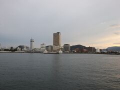 女木島から高松港に帰るフェリーから観た薄暮の高松港