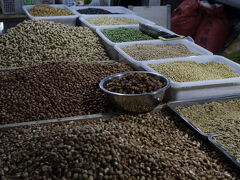 市場ではいろんなものが売っています。果物以外ではヒマワリの種が目につきました。