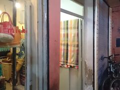 人に聞いても嘘言われたり…

地図見せても字が読めなかったり…

カゴやバブーシュならウチにも売ってるからと店に引きずり込まれたり…

1時間強歩き回り、やっと見つけましたよ～。