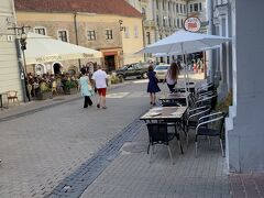 16:28ホテルに着きました。パラソルの向こうに走り去るのがそのタクシー。娘曰く、メーターが上がるのがとても早かったし、ホテルに着いた時は12.5ユーロだったと。なのに15ユーロ請求されました。