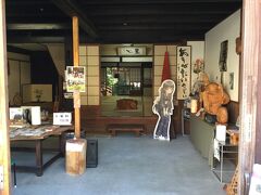 八橋往来を琴櫻記念館から西に歩いて来て、
赤瓦・白壁土蔵街を通り、弁天参道のお祭りの飾り付けを見て、
豊田家住宅に来ました。
開けてあるので覗いてみた。
商家の有形文化財で1900年建立の2階建です。
拝観料が500円と高すぎました。