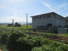 郡家駅を出発。右側のＪＲ因美線と分かれて若桜鉄道若桜線を進みます。