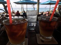 A Bayのビーチを歩き向かった先は　Lava Lava Beach Club。
2度目の訪問です。（この後も何度も行きましたが/笑）
まずは、マイタイで乾杯。