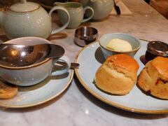 ハロッズのカフェで、スコーン＆Tea。