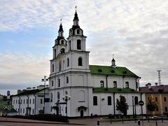 トラエツカヤ旧市街区にある聖霊大聖堂
シヴィスワチ川を見下ろす位置にあるバロック式の大聖堂です。
ミンスクの聖霊大聖堂は、1633年から1642年にカトリック教会の修道院として建てられたものですが、1852年にロシア正教の教会となりました。美しい2つの塔を持つサファードには、モザイクの聖母が描かれています。
ロシア正教の大聖堂であり、ベラルーシにおける正教会の中心となっています。