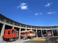 扇形の車庫には、ずらりと車両が展示されています。
天気が良いので車両が青空に映えます。
