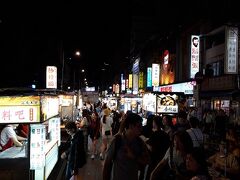 カルフールから帰ってきて荷物を置いて、歩いて寧夏夜市へ
屋台飯に旦那さんが抵抗があるらしく(*_*;