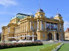 帰り道に通りかかったこちらの建物はクロアチア国立劇場。

すごく立派。宮殿って感じ。
ハプスブルグ家のイメージでしょうね。
オーストリア・ハンガリー帝国の影響を強くうけたクロアチアの歴史です。