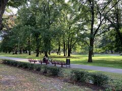 17:26トラム乗り場側の道沿いにずっと続く『クロンヴァルタ公園』