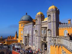 華美な装飾で覆われた宮殿内部のいくつもの部屋を見学すると、ペナ宮自体が一望できるテラスに！
青空に映えるペナ宮。