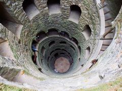 おぉ！
これが、レガレイラ宮殿の中でも有名な螺旋階段の井戸。
内部は一方通行なので、上から下に降りていきます。