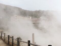 宿泊先の雲仙を目指します。
少し早い時間でしたので、ここで雲仙地獄に寄りました。
時期的なものもあるのか空いていました。
町全体が静か・・・